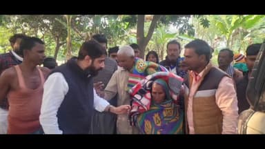 बरौली: बघेजी में हुई अगलगी की घटना में दो झोपड़ी जलकर हुई राख, कांग्रेस जिला अध्यक्ष ओमप्रकाश गर्ग ने पीड़ित परिवारों की मदद की