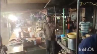 होशंगाबाद नगर: ओवर ब्रिज के नीचे स्थित मछली मार्केट में अवैध रूप से संचालित मटन की दुकानों पर सीएमओ ने की कार्रवाई