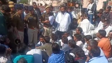 डूंगला: तीन सप्ताह बाद भी नहीं सुलझी पुष्कर की मौत की गुत्थी, ग्रामीणों ने मंडफिया कस्बा बंद रखते हुए किया प्रदर्शन