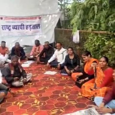 डूंगला: मुख्य डाकघर के बाहर डाक सेवक संघ की अनिश्चितकालीन हड़ताल तीसरे दिन भी जारी