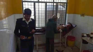 मऊरानीपुर: रेलवे स्टेशन के पास ओवरब्रिज पर तेज रफ़्तार बस ने बाइक सवार युवक को मारी टक्कर, पुलिस ने घायल को पहुंचाया अस्पताल