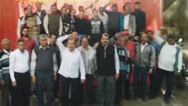 रतलाम नगर: वेतनमान को लेकर डाकघर कर्मचारियों ने मुख्य पोस्ट ऑफिस परिसर में नारेबाजी कर किया प्रदर्शन