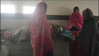 बेतिया: मंगुराहा चौक के समीप कोहरे के कारण साइकिल सवार वृद्ध अनियंत्रित होकर गिरा, जीएमसीएच में कराया गया भर्ती।