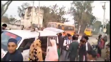 धनौरा: गजरौला सिहाली गोसाई के पास तेज रफ्तार दो बाईकों की भिड़त तीन लोग घायल दो की हालत गंभीर