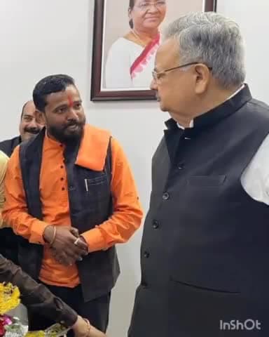 दंतेवाड़ा: जिला पंचायत सदस्य और मंडल महामंत्री रामू नेताम ने पूर्व मुख्यमंत्री रमन सिंह से की सौजन्य भेंट,दी जीत की बधाई..