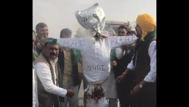 गढ़मुक्तेश्वर: गढ़-मेरठ राष्ट्रीय राजमार्ग-709 ए पर भाकियू संघर्ष NHAI का पुतला, मुर्दाबाद के लगाए नारे