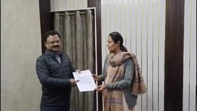 बेतिया: नगर निगम कार्यालय में तीन कनीय अभियंताओं के बीच महापौर ने बांटा 12 विकास योजनाओं का कार्यादेश।