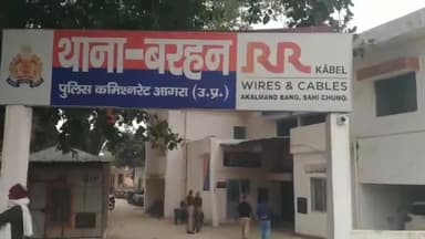 एत्मादपुर: कस्बा अहारन अड्डे के समीप अवैध खनन कर रहे दो ट्रैक्टर ट्राली पुलिस ने पकड़े,किये सीज।