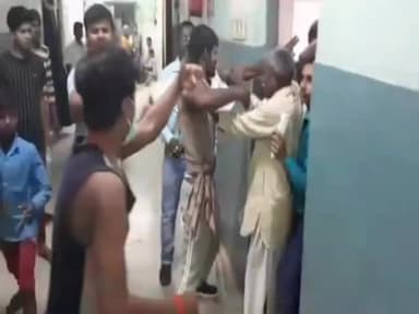 खगौल: दानापुर के सीवाला मोड़ के पास शराब पीकर हंगामा कर रहे एक युवक को ग्रामीणों ने पीटा