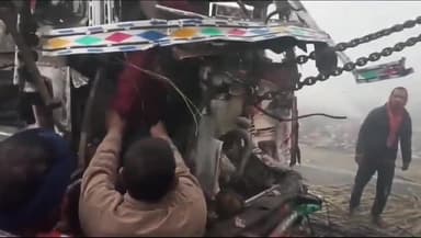 गोपालगंज: छवही के समीप दो ट्रकों की टक्कर में दो लोग हुए घायल, डायल 112 की पुलिस ने इलाज के लिए सदर अस्पताल में कराया भर्ती