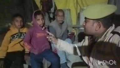 धनघटा: बैदौली में मिले लावारिस दो मासूम बच्चों को पुलिस चौकी मुखलिसपुर ने परिजनों को किया सुपुर्द