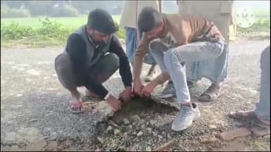 सैफई: मिलिक गांव के पास करीब ₹7 करोड़ की लागत से बनी सड़क को हाथों से उखाड़ते ग्रामीण, खुली भ्रष्टाचार की पोल