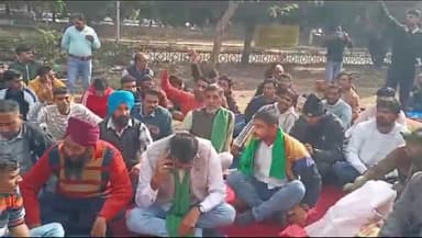 पंचकूला: सेक्टर-5 धरनास्थल में CET, TGT व ग्रुप सी और डी के कैंडिडेट्स भर्ती प्रक्रिया पूरी करने की मांग को लेकर कर रहे प्रदर्शन