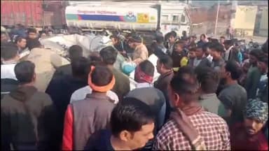 पड़ाव जाललीपुरा चौकी क्षेत्र के पास ट्रक व कार में हुई टक्कर, कटर मशीन की सहायता से कार सवार को निकाला गया बाहर