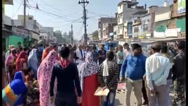 दमोह: शहर में नपा के शव वाहन चालक ने फांसी लगाकर की आत्महत्या, परिजनों ने मृतक के शव को तीन गुल्ली चौराहे पर रखकर लगाया जाम