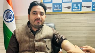 रामपुर: बरेली गेट स्थित आप पार्टी के कार्यालय से आप  पार्टी के ज़िला सचिव सय्यद शिराज़ मियां ने  राष्ट्रपति को अपने खून से पत्र लि