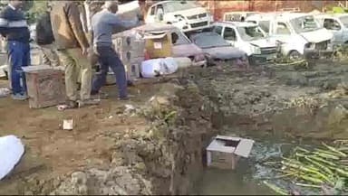 गढ़मुक्तेश्वर: गढ़मुक्तेश्वर पुलिस ने 9500 लीटर अवैध शराब व 285 किलोग्राम विस्फोटक पदार्थ को थाना प्रांगण में किया नष्ट