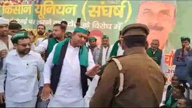 गढ़मुक्तेश्वर: गांव पोपाई में प्रस्तावित टोल प्लाजा को लेकर धरने पर बैठे किसानों और अधिकारी के बीच हुई नोकझोंक