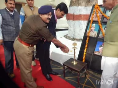 हरदोई: बांग्ला विजय की 53 वीं वर्षगांठ पर सोल्जर बोर्ड परिसर में जिलाधिकारी एवं पुलिस अधीक्षक ने शहीदों को नमन किया