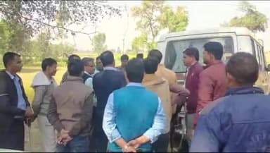 सवायजपुर: बैंक ऋण न अदा करने पर बैंक एवं राजस्व कर्मियों ने पाली क्षेत्र के गांवों में की भूमि जब्ती करण की कार्रवाई