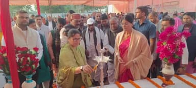 मड़िहान: राजगढ़ के बिशनपुर में आयोजित विकसित भारत संकल्प कार्यक्रम में केंद्रीय राज्य मंत्री अनुप्रिया पटेल ने की दीप प्रज्वलित