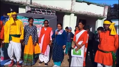 हज़ारीबाग: ग्रामीण हाट-बाजारों में नुक्कड़ नाटक प्रस्तुत कर ग्रामीणों को किया जा रहा है जागरूक