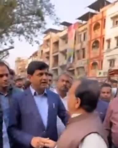 इंदौर: महापौर पुष्यमित्र भार्गव बीजेपी के नेता से  कुछ इस तरह रोड पर फेले सामान को हटाने के लिए इस तरह आग्रह करते हुए दीखे