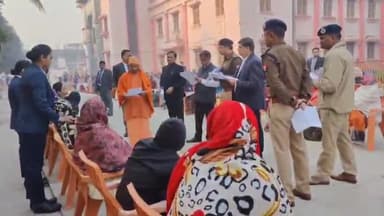 गोरखपुर: गोरखनाथ मंदिर में मुख्यमंत्री योगी आदित्यनाथ ने जनता दरबार में सुनी लोगों की फरियाद