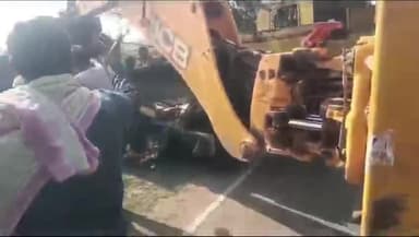 उत्तर प्रदेश के जालौन से ग्वालियर बाइक से आ रही दंपत्ति के साथ हुआ दर्दनाक सड़क हादसा ।

#GwaliorBreaking #gwalior_upda