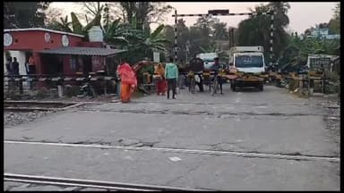 गोरौल: रेलवे स्टेशन गोरौल के 23 नंबर रेलवे गुमटी का बूम पिकअप वैन की टक्कर से हुआ क्षतिग्रस्त, कोई हताहत नहीं