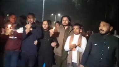 कोल: एएमयू में छात्रों ने कैंडल मार्च निकालकर मनाया काला दिवस, भारी पुलिसबल व पीएसी रहा मौजूद