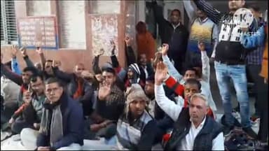 फिरोज़ाबाद: प्रदेश लेवल आह्वान पर नगर निगम में कर्मचारियों ने अपनी मांगों को लेकर किया धरना प्रदर्शन