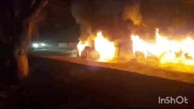 धनघटा: धनघटा चौराहे पर स्थित राम जानकी मार्ग पर ट्रेलर डिवाइडर से टकराई ट्रेलर में लग गई अचानक आग