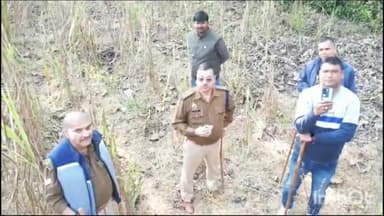 गोला गोकरणनाथ: ग्राम तकिया जंगल में आबकारी विभाग की टीम ने ड्रोन कैमरे के जरिए कच्ची शराब के ठिकानों पर मारा छापा