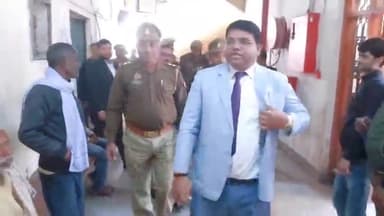 बहराइच: दीवानी न्यायालय परिसर की सुरक्षा व्यवस्था का मुख्य न्यायिक मजिस्ट्रेट ने निरीक्षण की लिया जायज़ा, दिए आवश्यक दिशा निर्देश