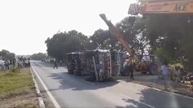 दलौदा: ग्राम फतेहगढ़ सोनगरी के बीच रिछा बच्चा चौराहा पर बनी पुलिया के पास अनियंत्रित ट्रक टकराया, 20 फीट नीचे गिरा