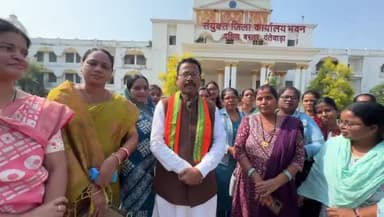 दंतेवाड़ा: जिला कार्यालय से विधायक चैतराम अटामी ने विकसित भारत संकल्प यात्रा को हरी झंडी दिखाकर किया रवाना, दी जानकारी