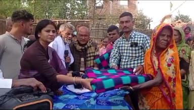 परिहार: एकडंडी स्थित महादलित बस्ती में राजद महिला प्रकोष्ठ की प्रदेश अध्यक्ष ऋतु जायसवाल ने जरूरतमंदों के बीच कंबल का किया वितरण