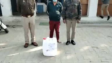 गढ़मुक्तेश्वर: गढ़ के मेला रोड से 40 लीटर अवैध कच्ची शराब के साथ तस्कर को पुलिस ने किया गिरफ्तार