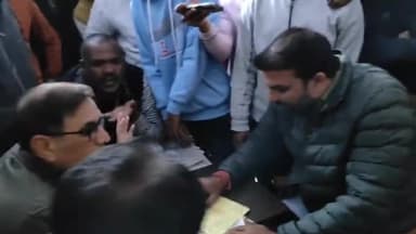 धनौरा: गजरौला सामुदायिक स्वास्थ्य केंद्र में डॉक्टर के खिलाफ धरने पर बैठे बजरंग दल के पदाधिकारी