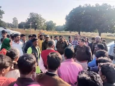 चितरंगी: बकहूल मार्ग पर बीते दिन हुए सड़क हादसे में 50 वर्षीय वृद्ध की मौत हो गई थी जिसकोलेकर ग्रामीणों ने गजरा बहरा में लगायाजाम