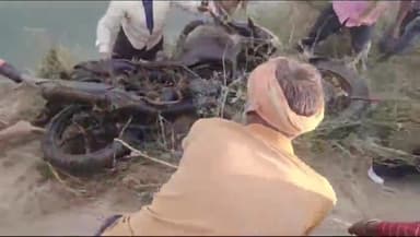 सवायजपुर: पाली क्षेत्र में धर्मपुर के पास गर्रा नदी से मिली लावारिस बाइक, पुलिस ने बाइक को कब्जे में लिया