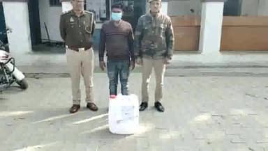 गढ़मुक्तेश्वर: गढ़ के कस्बे से 40 लीटर अवैध कच्ची शराब के साथ एक तस्कर को पुलिस ने किया गिरफ्तार