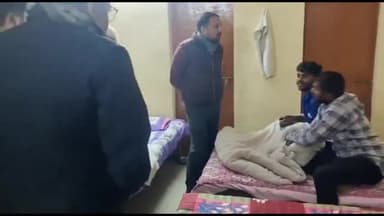 गोरखपुर: नगर आयुक्त ने देर रात रैन बसेरों का किया औचक निरीक्षण, ठहरे हुए लोगों से सुविधाओं के बारे में ली जानकारी