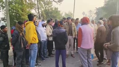 बदौनी में सड़क दुर्घटना में घायल की इलाज के दौरान हुई मौत, मुआवजा के लिए ग्रामीणों ने किया सड़क जाम।