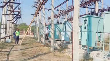 सायला: सुराणा विद्युत सब स्टेशन में बिजली के पोल हुए क्षतिग्रस्त, हादसे की है आशंका