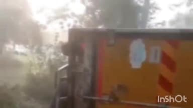 रामसनेही घाट: दरियाबाद के भगवानपुर के पास मांस लदी कंटेनर पलटी, मांस रोड पर बिखरा वीडियो हो रहा है वायरल