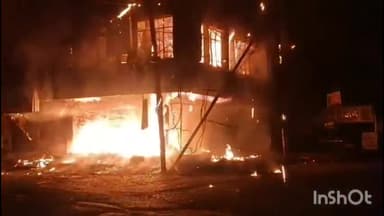 कोल: अफसरा मार्केट में पंजाब सिंध बैंक,ब्यूटी पैलेस कपड़े के शोरूम में लगी भीषण आग,आधा दर्जन दमकल की गाड़ियां आग बुझाने मेंजुटी