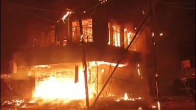 कोल: रेलवे रोड पर पंजाब सिंध बैंक व कपड़ा शोरूम में लगी आग, 70 लाख से अधिक का कपड़ा जलकर राख नुकसान