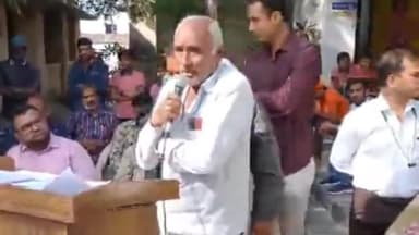 જેતપુર: થાણા ગોલણ ગામ ખાતે તાલુકા વિકાસ અધિકારીની ઉપસ્થિતિમાં સંકલ્પ યાત્રા યોજાય પીએમજેવાય ના લાભાર્થી દેવજીભાઈ એ નિવેદન આપ્યું